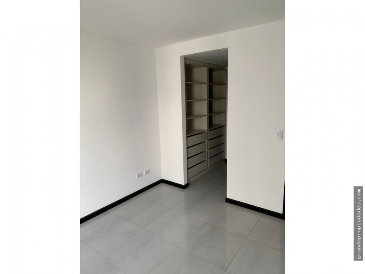 Semipiso tres ambientes a Estrenar con balcon saliente a la calle con cochera  y quincho. Zona Aldrey