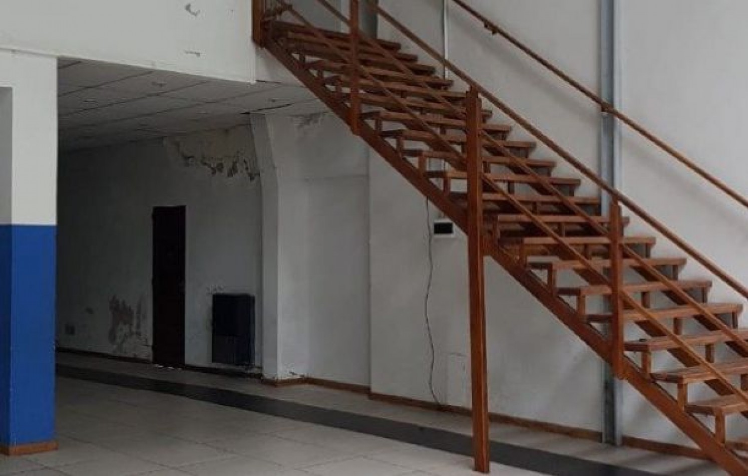 Local comercial con entre piso+ otro local chico+ vivienda a restaurar. Villa Primera