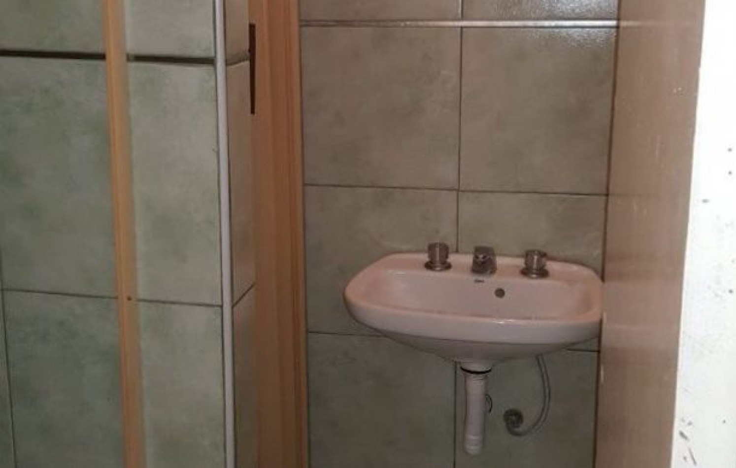 Local comercial con entre piso+ otro local chico+ vivienda a restaurar. Villa Primera