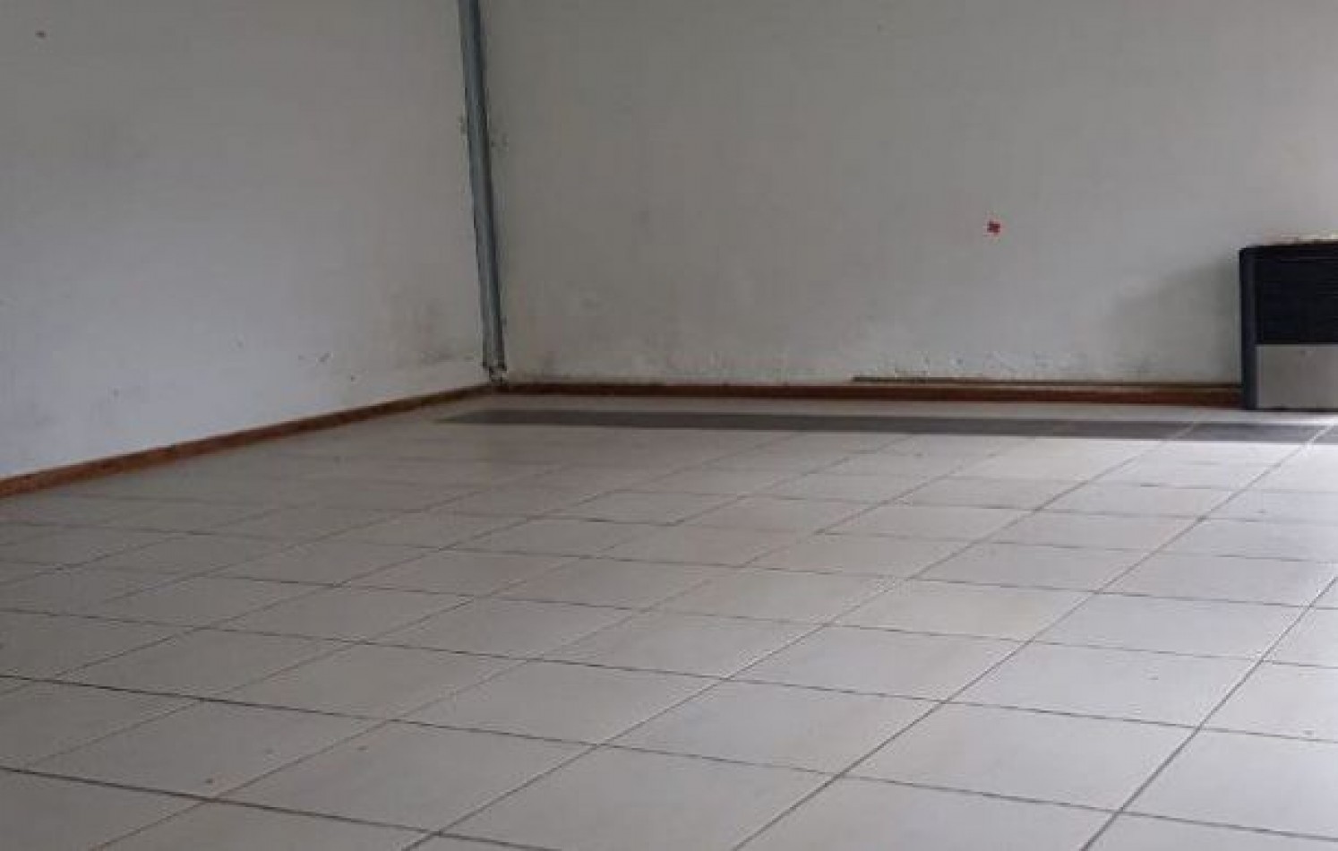 Local comercial con entre piso+ otro local chico+ vivienda a restaurar. Villa Primera