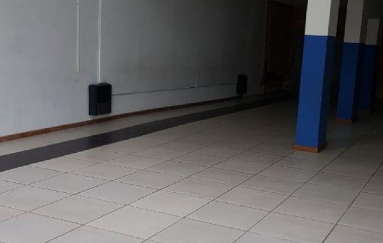 Local comercial con entre piso+ otro local chico+ vivienda a restaurar. Villa Primera