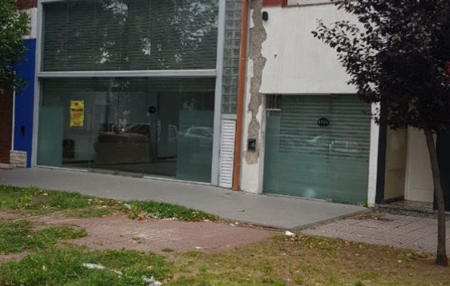 Local comercial con entre piso+ otro local chico+ vivienda a restaurar. Villa Primera