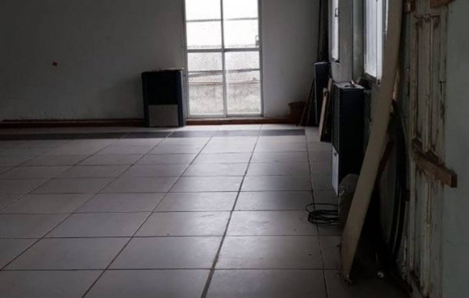 Local comercial con entre piso+ otro local chico+ vivienda a restaurar. Villa Primera