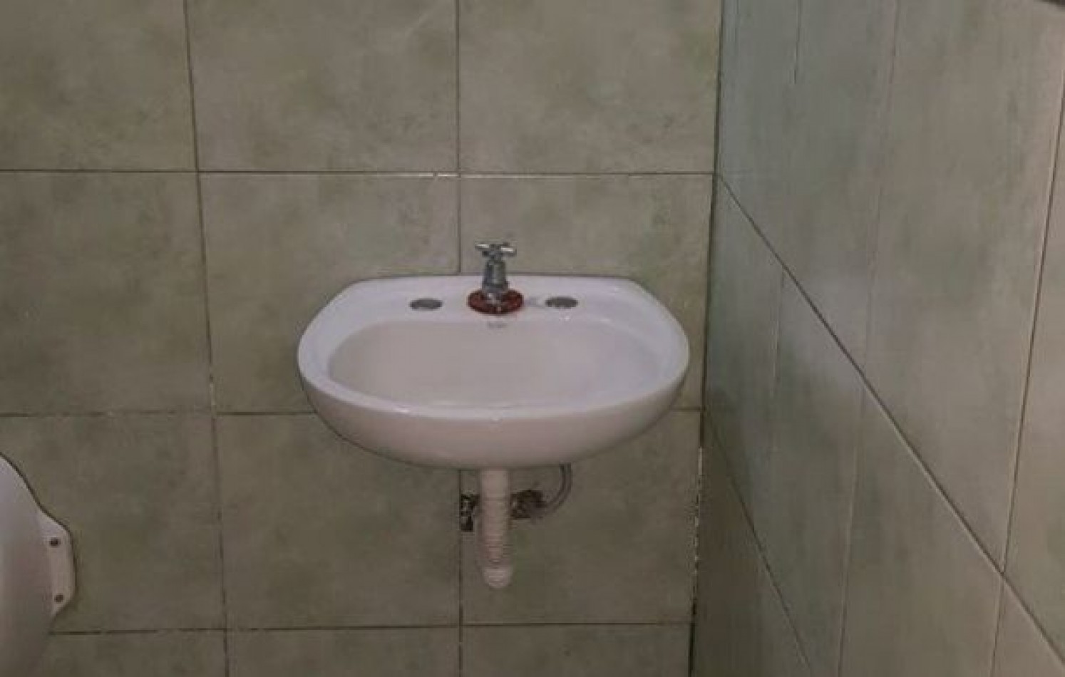 Local comercial con entre piso+ otro local chico+ vivienda a restaurar. Villa Primera