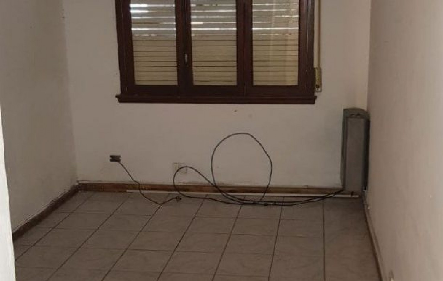 Local comercial con entre piso+ otro local chico+ vivienda a restaurar. Villa Primera