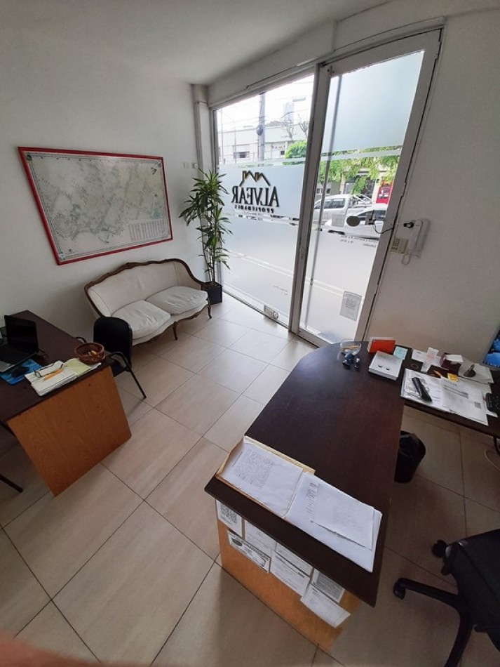 Local comercial en complejo de locales y oficinas, desarrollado en dos plantas. Guemes