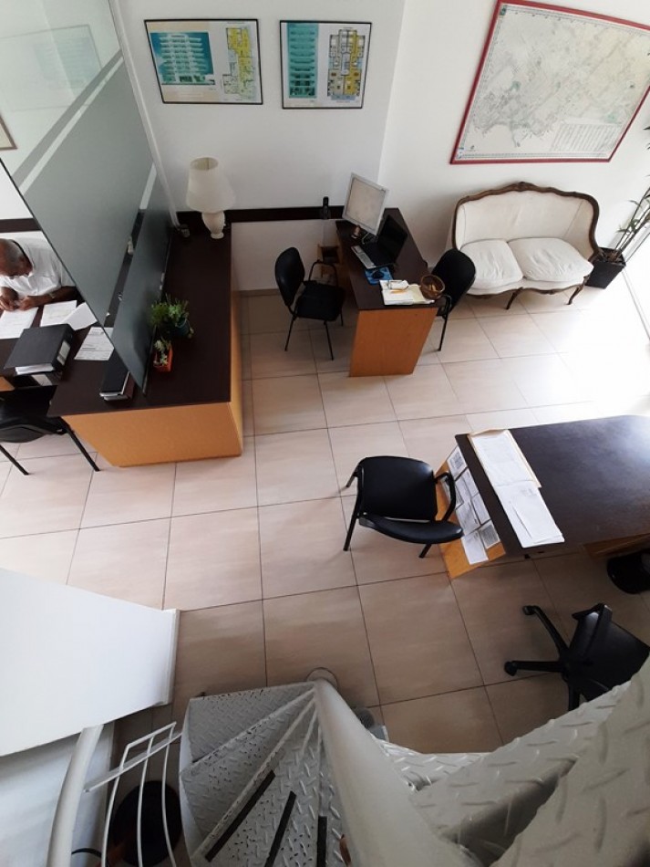 Local comercial en complejo de locales y oficinas, desarrollado en dos plantas. Guemes