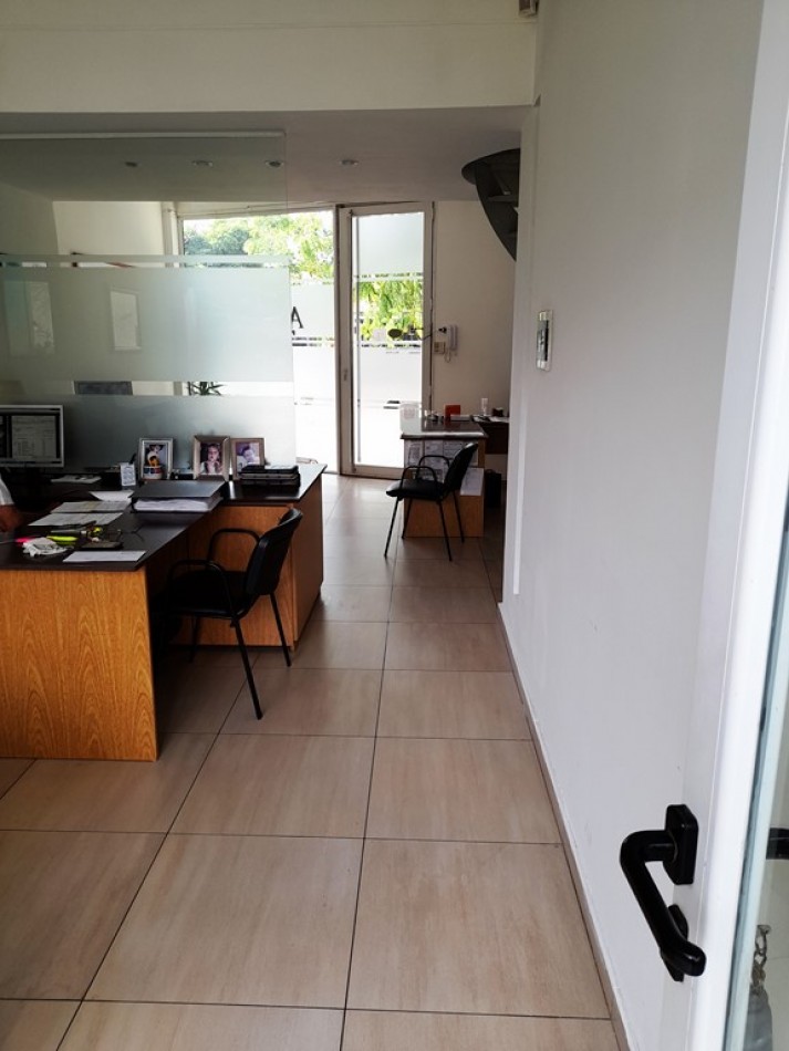 Local comercial en complejo de locales y oficinas, desarrollado en dos plantas. Guemes