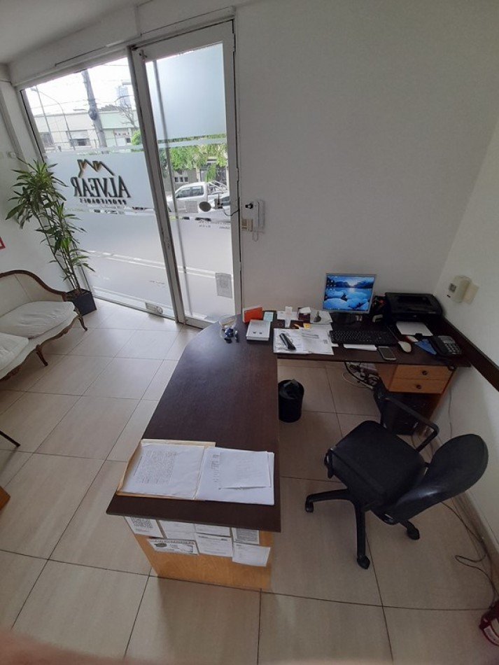 Local comercial en complejo de locales y oficinas, desarrollado en dos plantas. Guemes