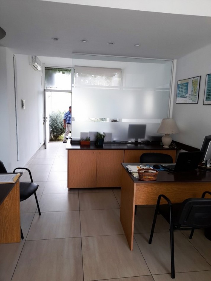 Local comercial en complejo de locales y oficinas, desarrollado en dos plantas. Guemes