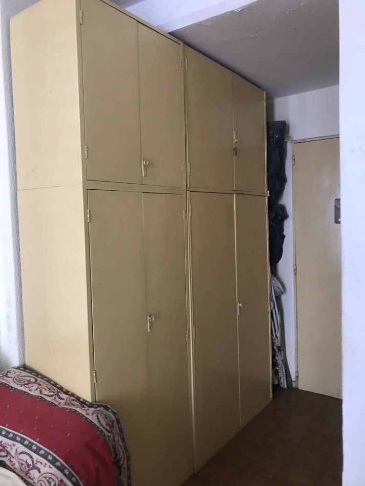 Departamento un ambiente a la calle con balcon saliente. Plaza Mitre