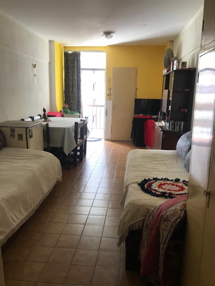 Departamento un ambiente a la calle con balcon saliente. Plaza Mitre