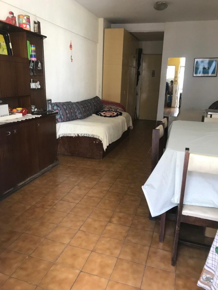 Departamento un ambiente a la calle con balcon saliente. Plaza Mitre