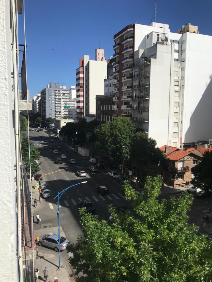 Departamento un ambiente a la calle con balcon saliente. Plaza Mitre