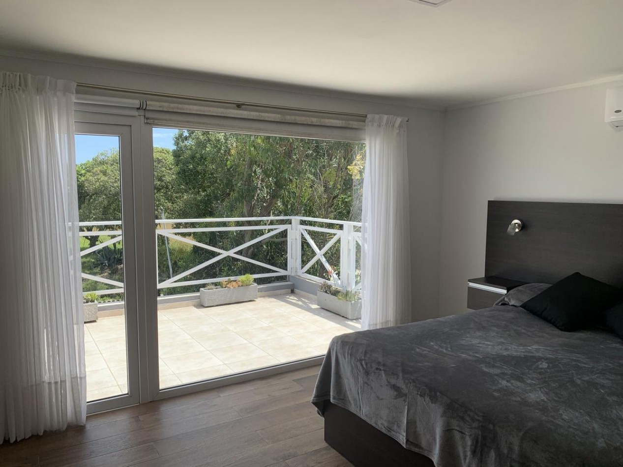 Impresionante Chalet de tres ambientes con vista al mar, garage, parque. Nueva. Playa Los Lobos. Chapadmalal