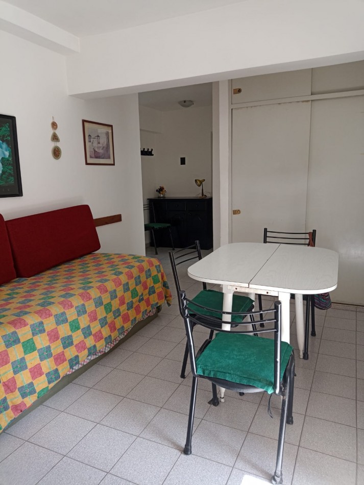 Departamento un ambiente al contrafrente con balcon saliente. ZONA GUEMES