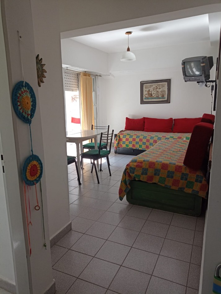 Departamento un ambiente al contrafrente con balcon saliente. ZONA GUEMES
