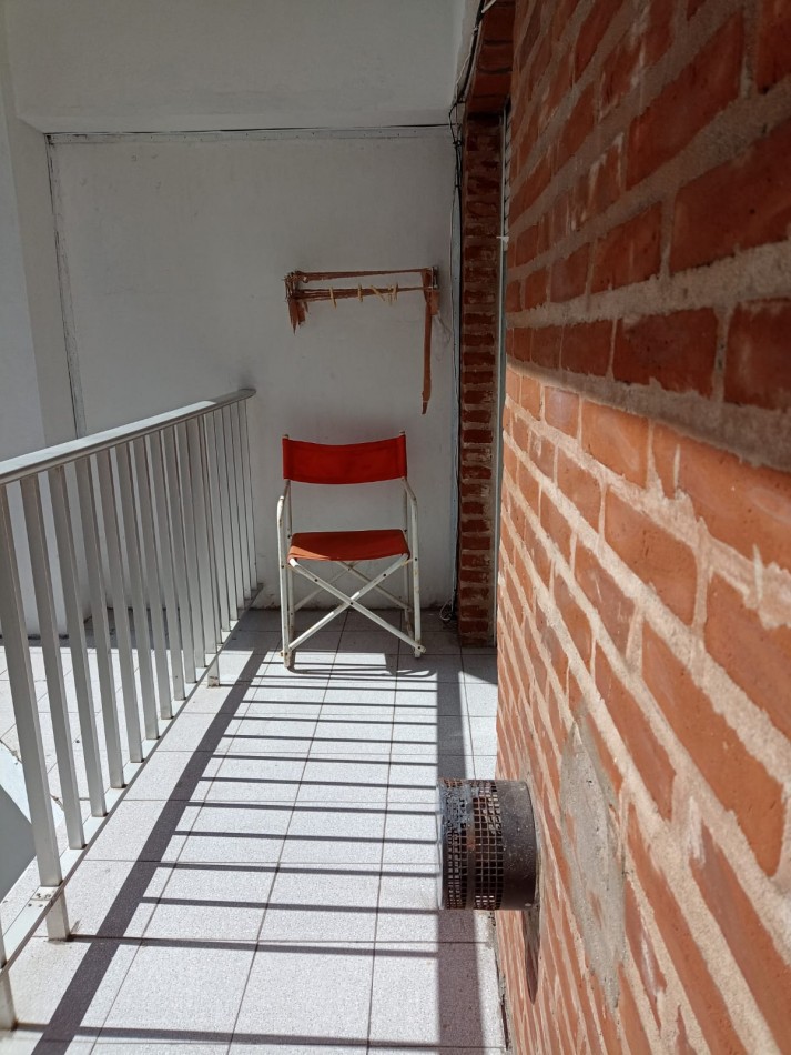 Departamento un ambiente al contrafrente con balcon saliente. ZONA GUEMES