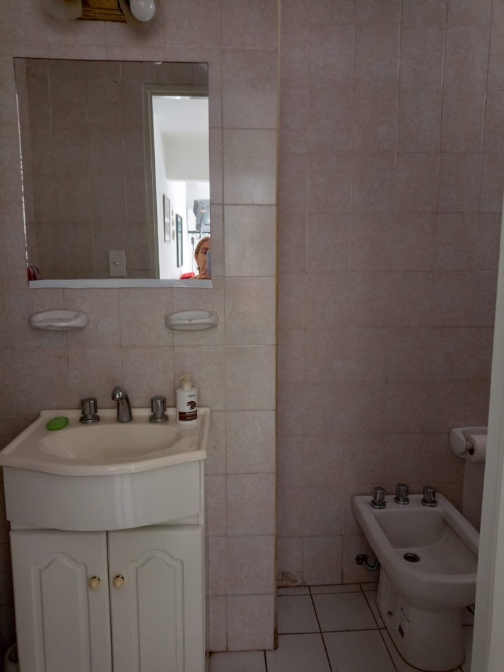 Departamento un ambiente al contrafrente con balcon saliente. ZONA GUEMES