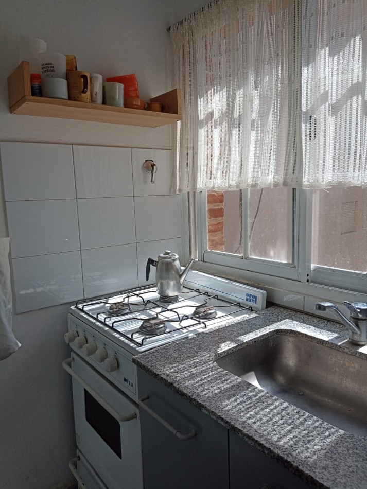 Departamento un ambiente al contrafrente con balcon saliente. ZONA GUEMES