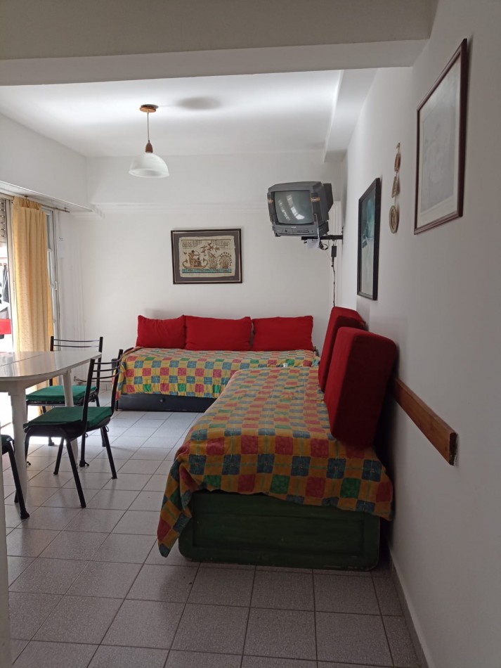 Departamento un ambiente al contrafrente con balcon saliente. ZONA GUEMES