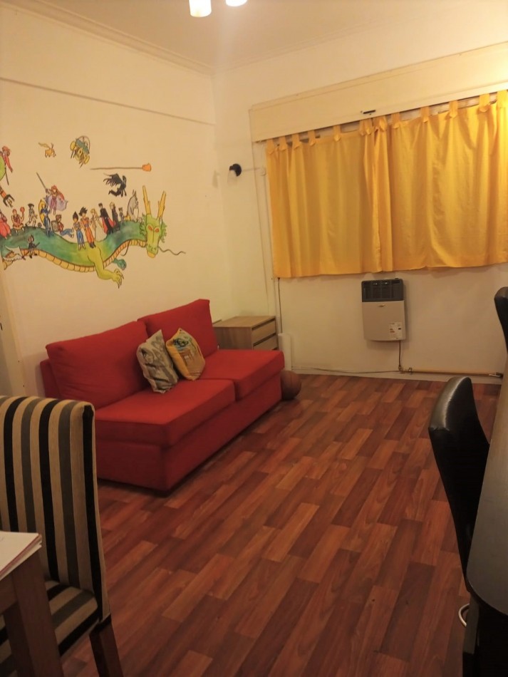 Departamento dos ambientes al lateral con buenas dimensiones. Parcialmente reciclado. Macrocentro