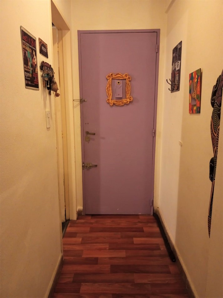 Departamento dos ambientes al lateral con buenas dimensiones. Parcialmente reciclado. Macrocentro