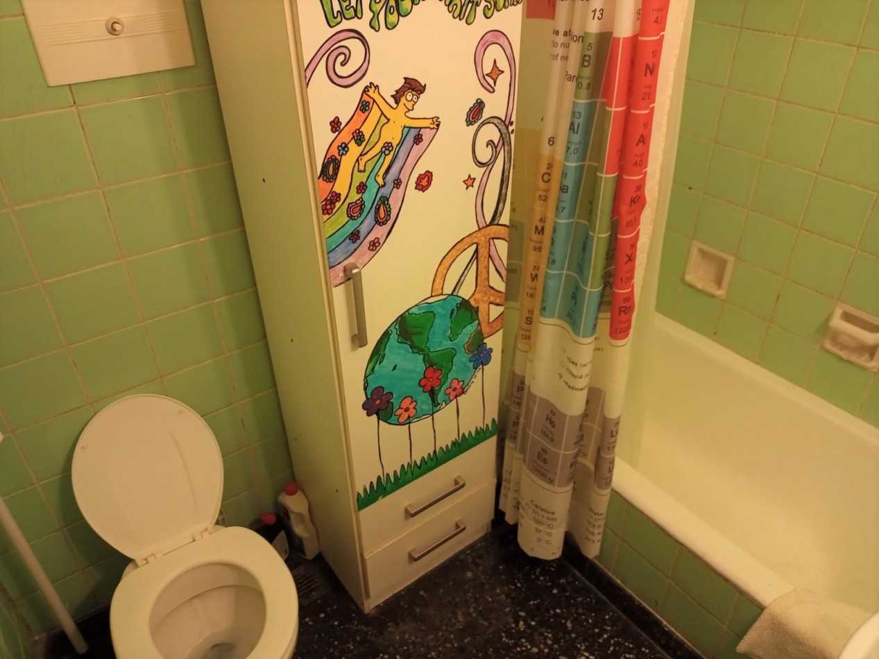 Departamento dos ambientes al lateral con buenas dimensiones. Parcialmente reciclado. Macrocentro