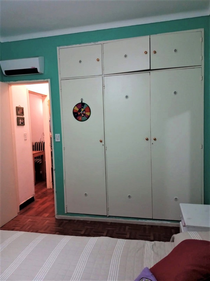 Departamento dos ambientes al lateral con buenas dimensiones. Parcialmente reciclado. Macrocentro