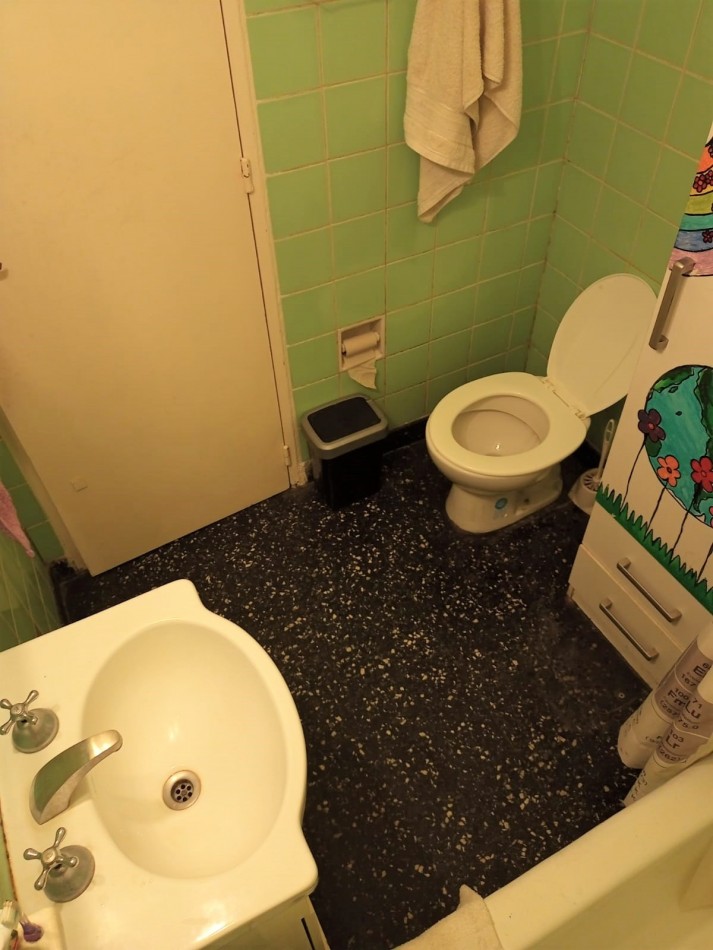Departamento dos ambientes al lateral con buenas dimensiones. Parcialmente reciclado. Macrocentro