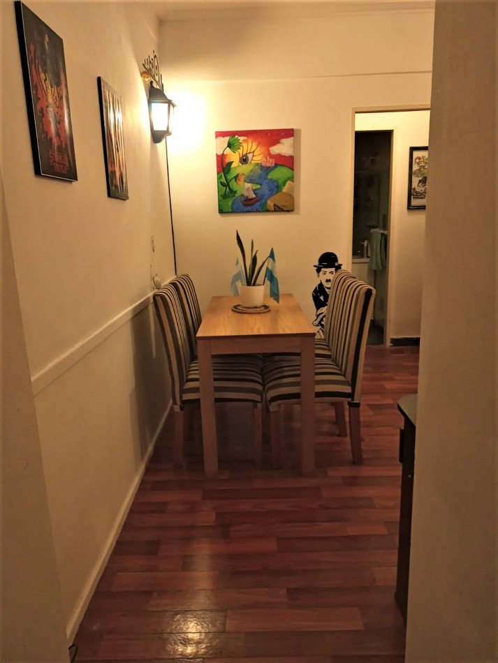 Departamento dos ambientes al lateral con buenas dimensiones. Parcialmente reciclado. Macrocentro