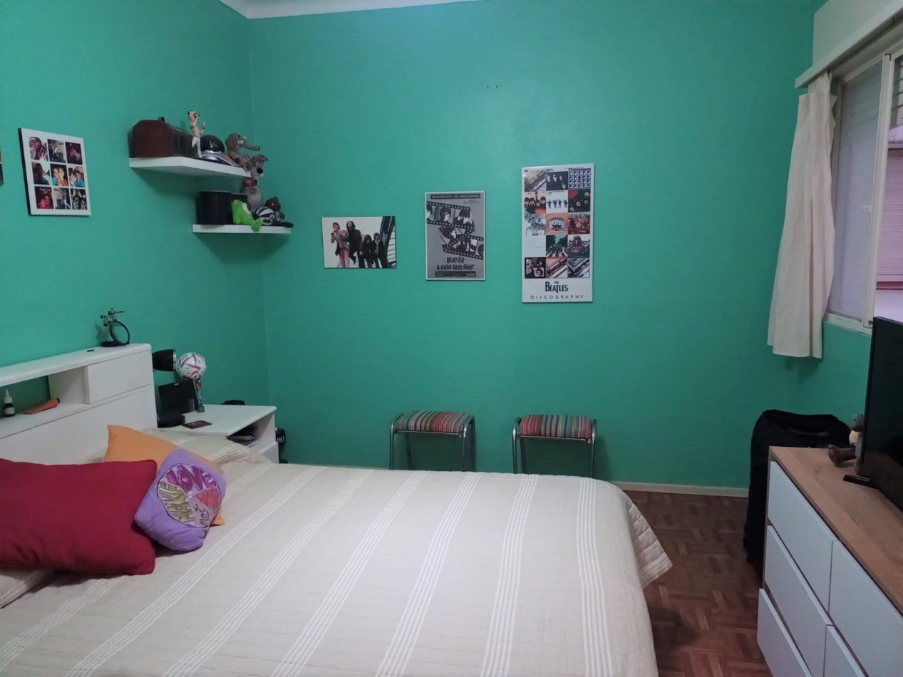 Departamento dos ambientes al lateral con buenas dimensiones. Parcialmente reciclado. Macrocentro