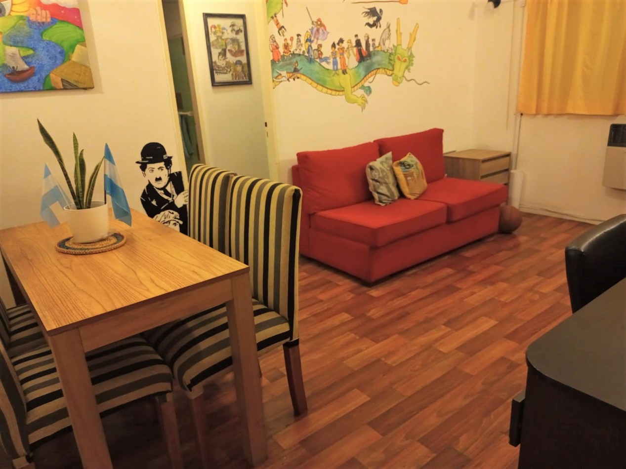 Departamento dos ambientes al lateral con buenas dimensiones. Parcialmente reciclado. Macrocentro
