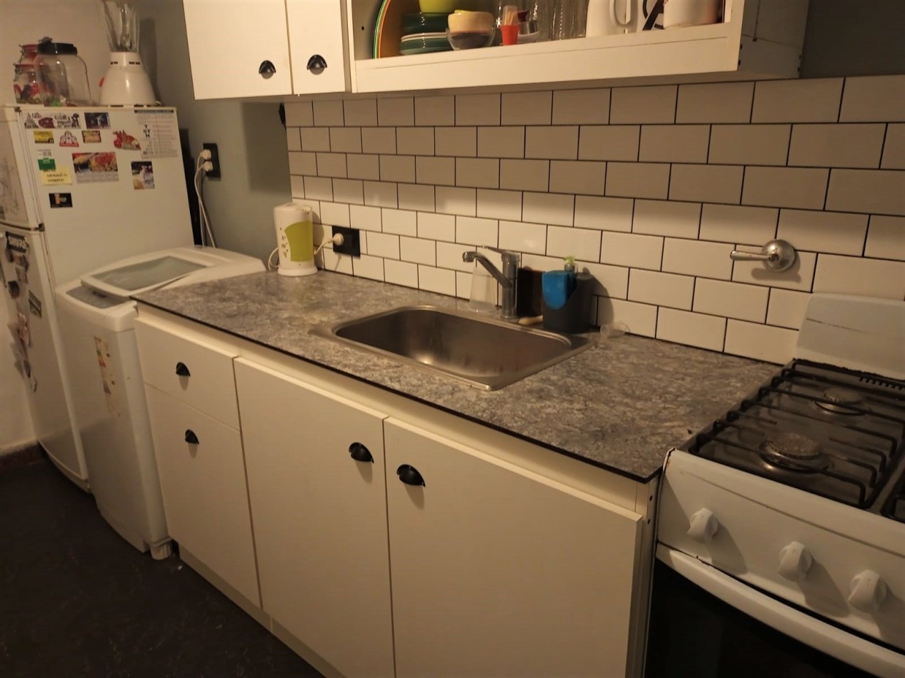 Departamento dos ambientes al lateral con buenas dimensiones. Parcialmente reciclado. Macrocentro