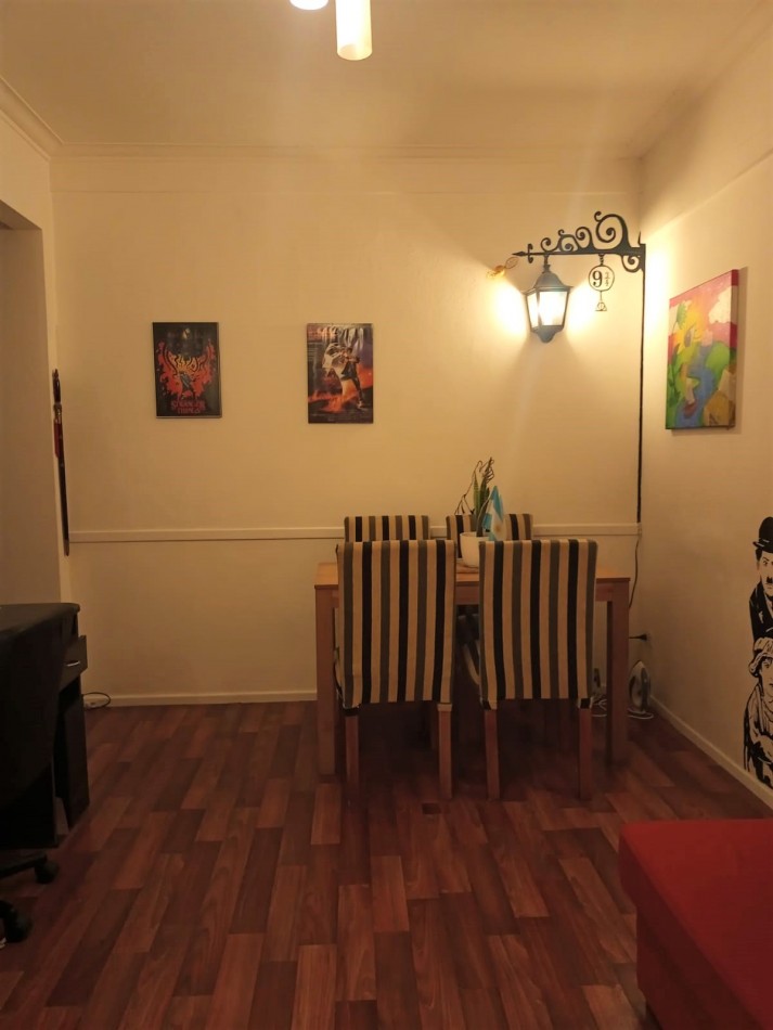 Departamento dos ambientes al lateral con buenas dimensiones. Parcialmente reciclado. Macrocentro