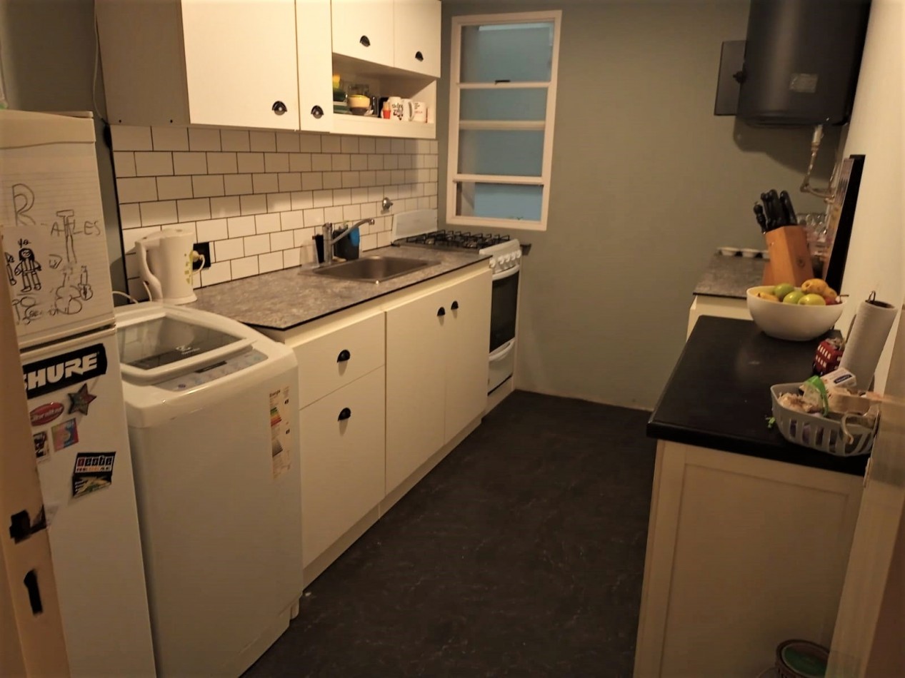 Departamento dos ambientes al lateral con buenas dimensiones. Parcialmente reciclado. Macrocentro