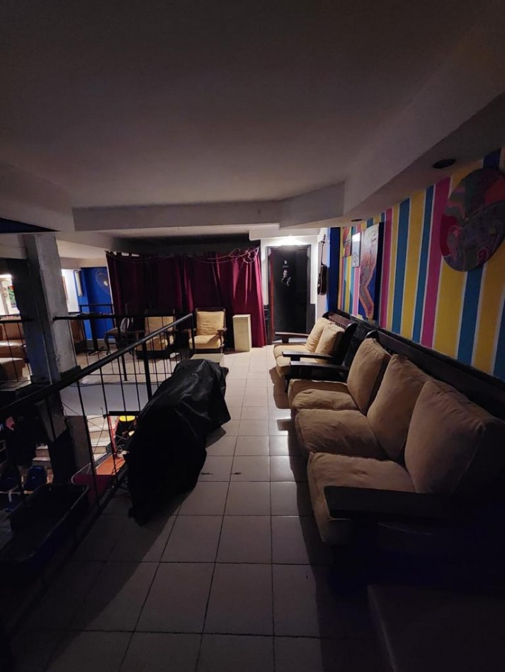 Local comercial, desarrollado en subsuelo, apto varios rubros. Zona Centro