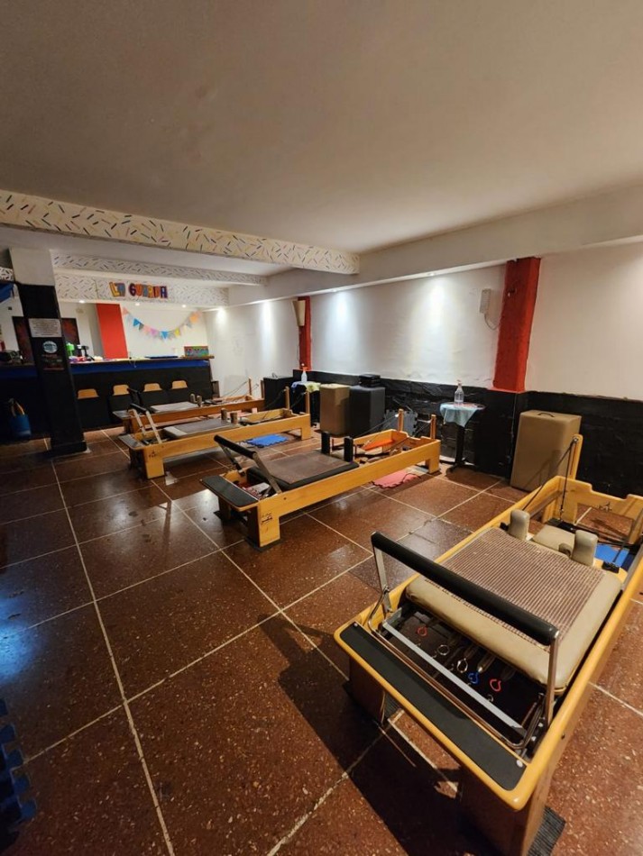 Local comercial, desarrollado en subsuelo, apto varios rubros. Zona Centro