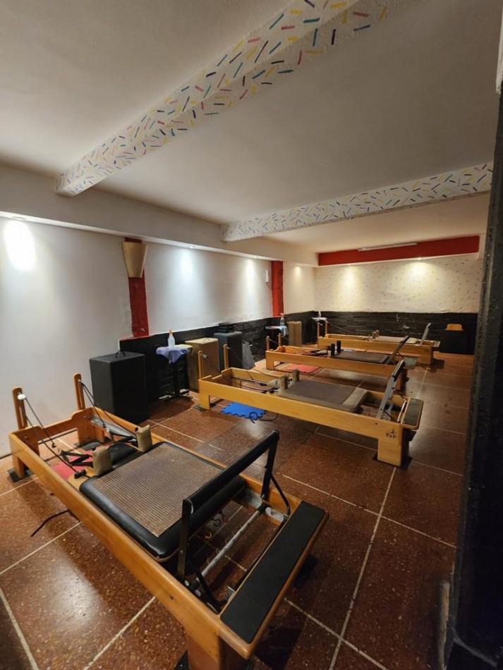 Local comercial, desarrollado en subsuelo, apto varios rubros. Zona Centro