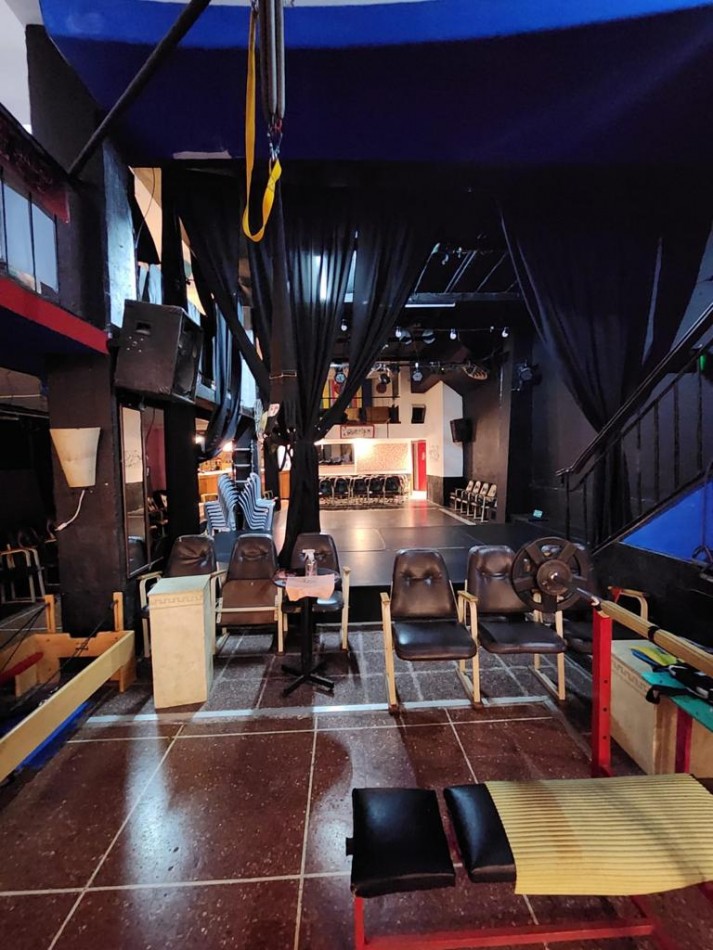 Local comercial, desarrollado en subsuelo, apto varios rubros. Zona Centro