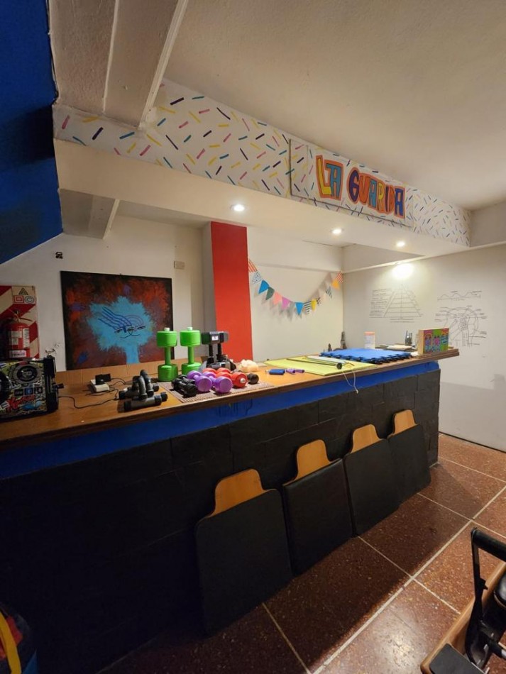 Local comercial, desarrollado en subsuelo, apto varios rubros. Zona Centro