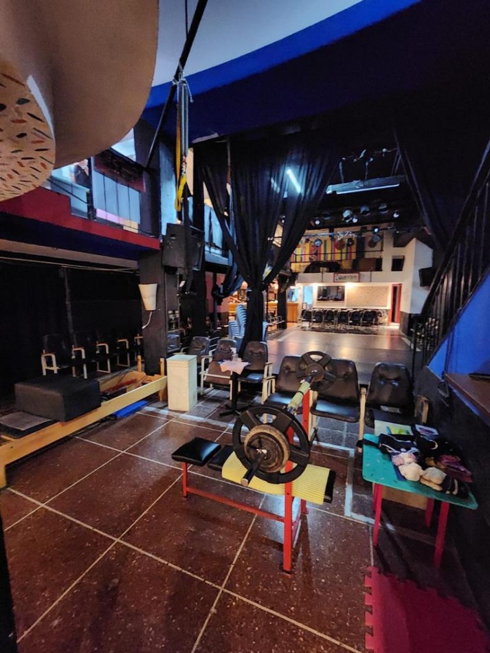 Local comercial, desarrollado en subsuelo, apto varios rubros. Zona Centro