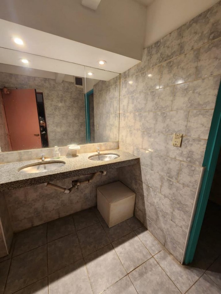 Local comercial, desarrollado en subsuelo, apto varios rubros. Zona Centro