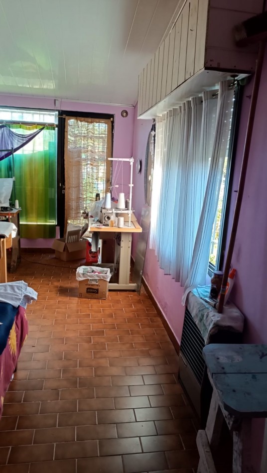 Chalete 4 ambientes sobre lote propio, desarrollada en dos plantas. Zona: Bo El Jardin