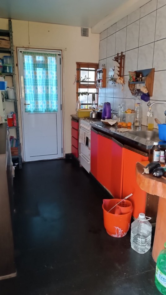 Chalete 4 ambientes sobre lote propio, desarrollada en dos plantas. Zona: Bo El Jardin