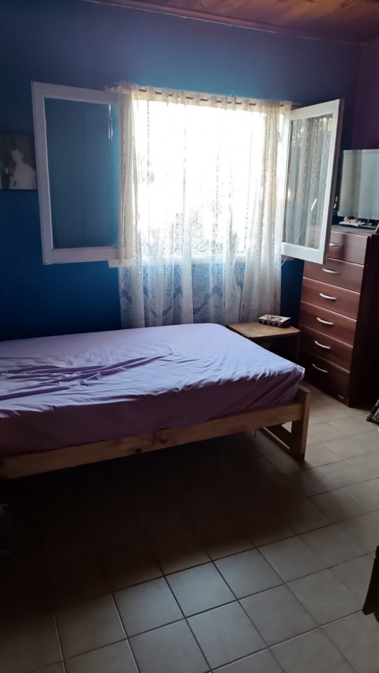 Chalete 4 ambientes sobre lote propio, desarrollada en dos plantas. Zona: Bo El Jardin