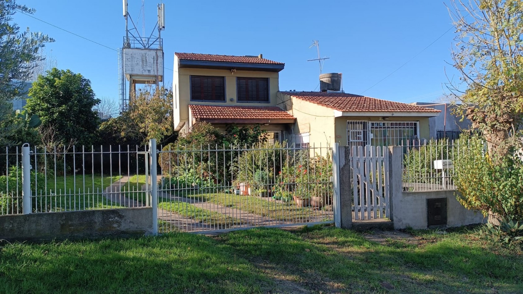 Chalete 4 ambientes sobre lote propio, desarrollada en dos plantas. Zona: Bo El Jardin