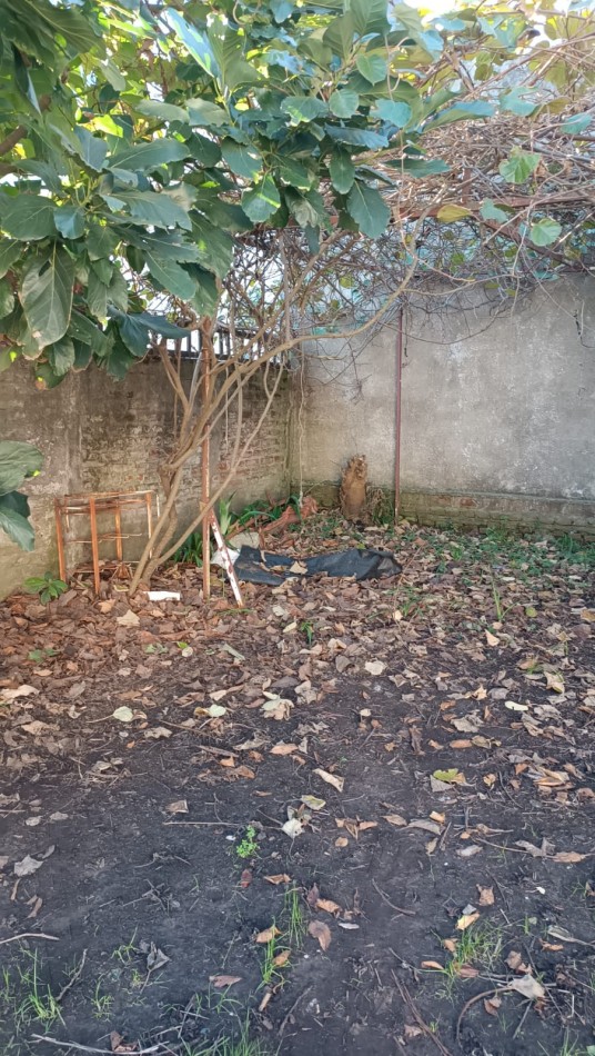Chalete 4 ambientes sobre lote propio, desarrollada en dos plantas. Zona: Bo El Jardin