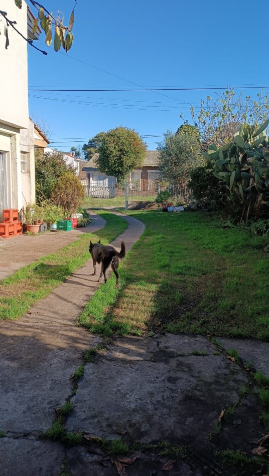 Chalete 4 ambientes sobre lote propio, desarrollada en dos plantas. Zona: Bo El Jardin