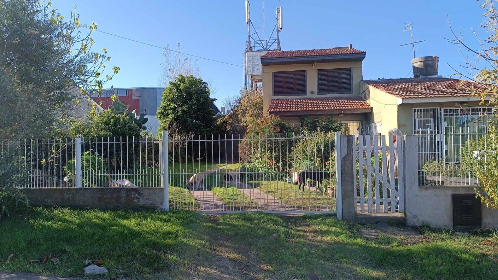 Chalete 4 ambientes sobre lote propio, desarrollada en dos plantas. Zona: Bo El Jardin